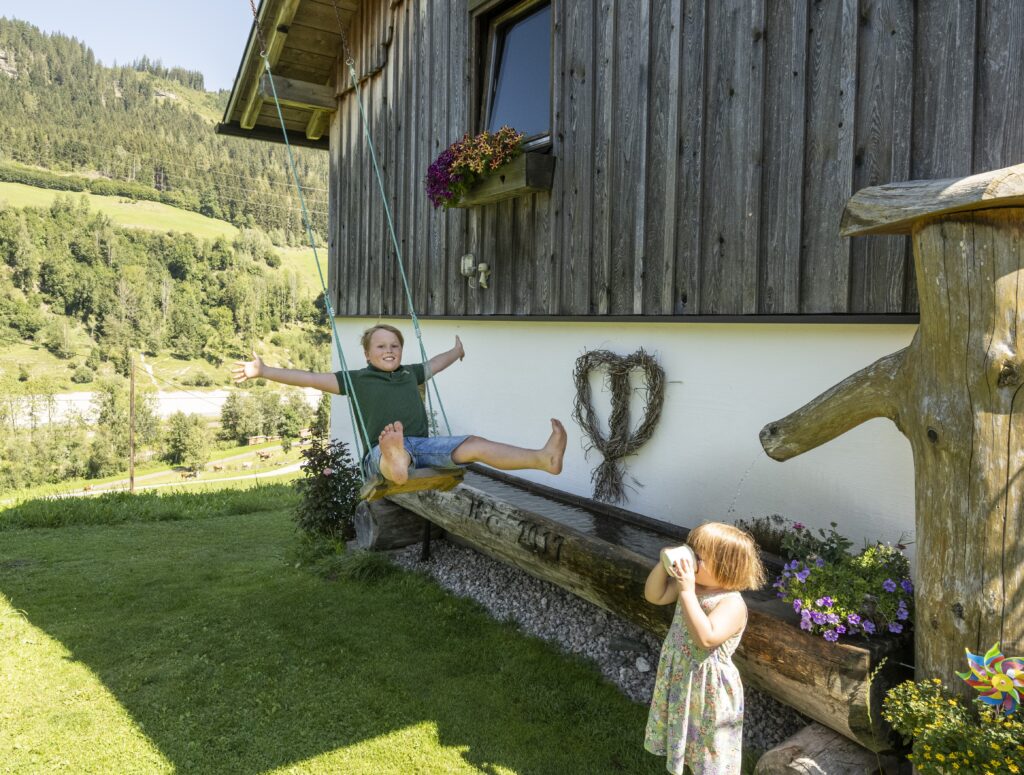 Nach Lust und Laune Schaukeln und das frische Quellwasser genießen